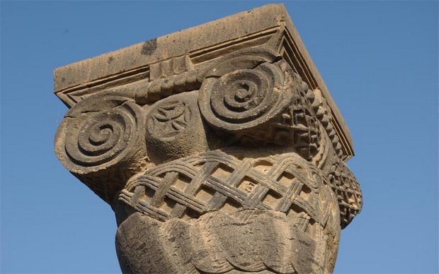 Kapitel-kolonnyi-hrama-Zvarnots-s-traditsionnoy-armyanskoy-rezboy-po-kamnyu