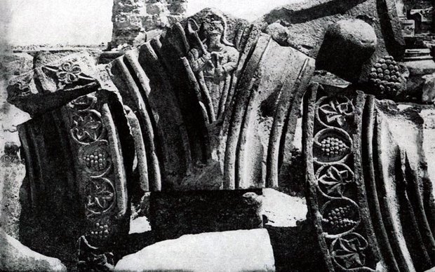 Portret-zodchego-Ovannesa-kak-podpis-k-arhitekturnomu-stroeniyu