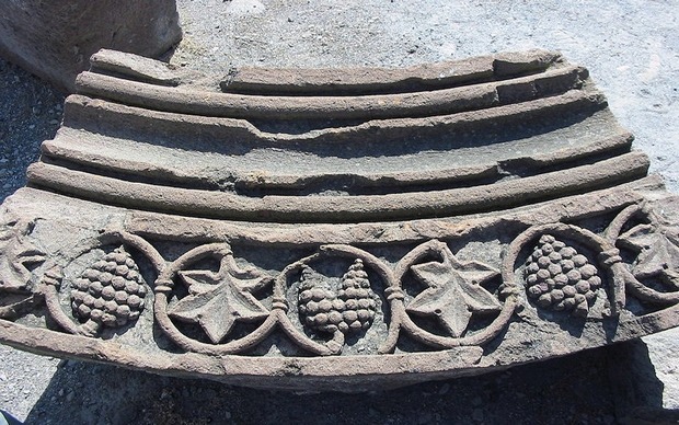 Tradionnaya-armyanskaya-rezba-po-kamnyu.Vinogradnyie-grozdya-i-granatovyie-listya (1)