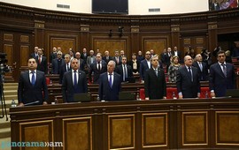 Что делает толпа депутатов Армении в Степанакерте