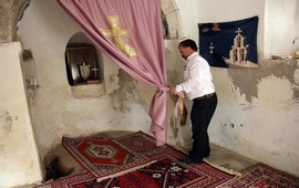 Турецкий имам ухаживает за армянской часовней