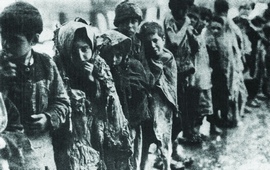 Фото сирот в очереди у входа в приют