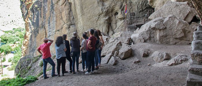 Древние пещеры в районе Вайоц Дзор