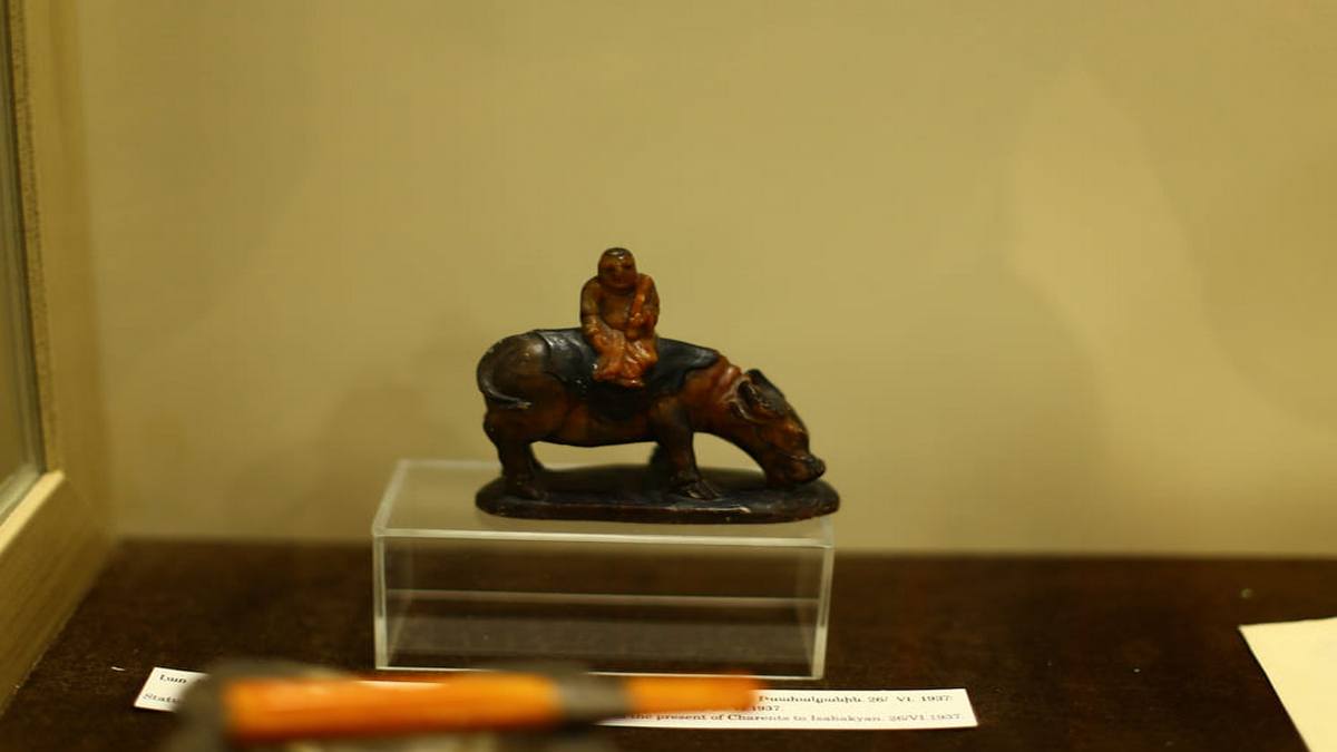 Подарок Егише Чаренца Аветику Исаакяну