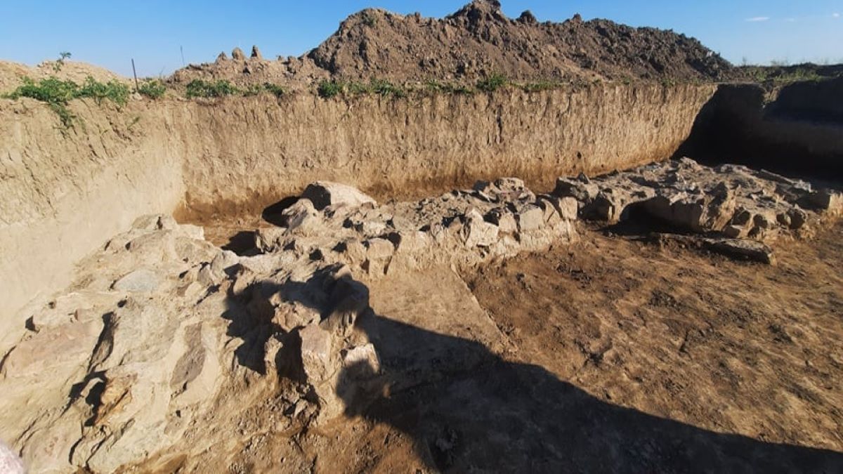 Руины колонного дворца Арташата -Древняя Армения