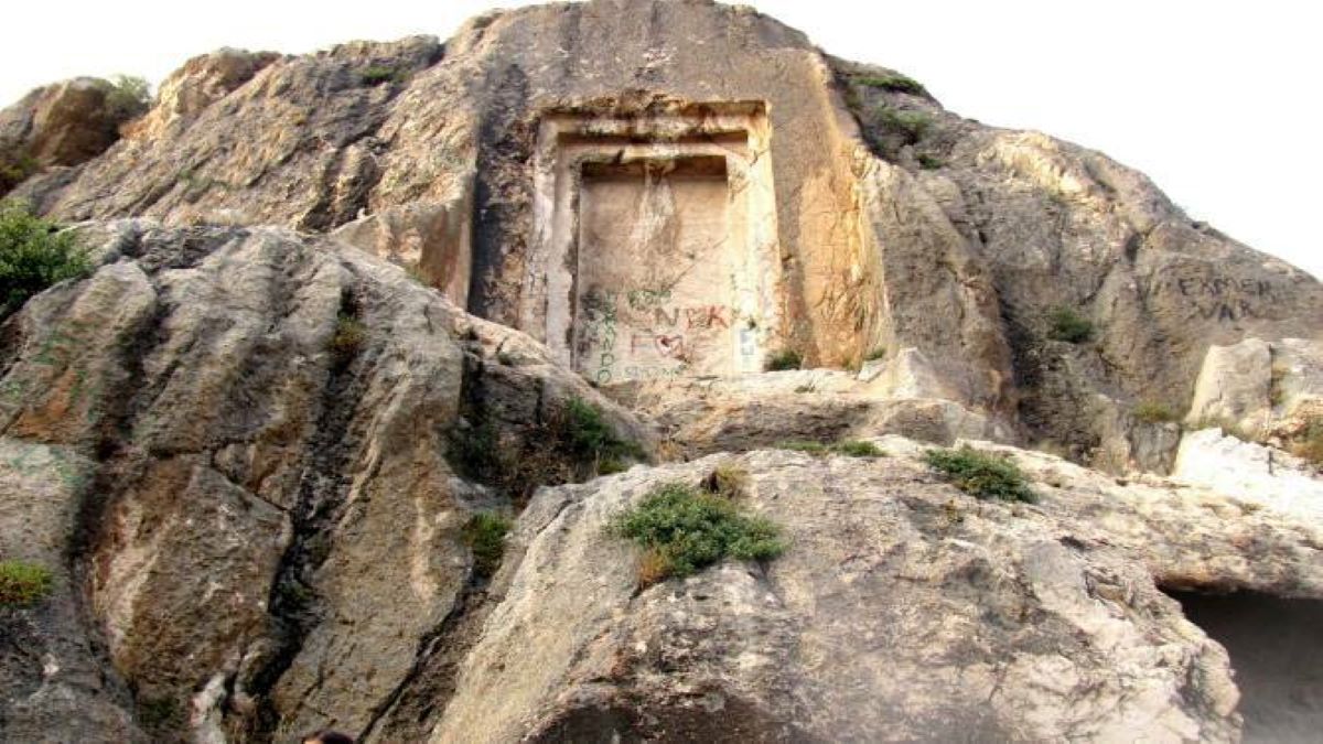 Дверь Мгера на скале Агравакар