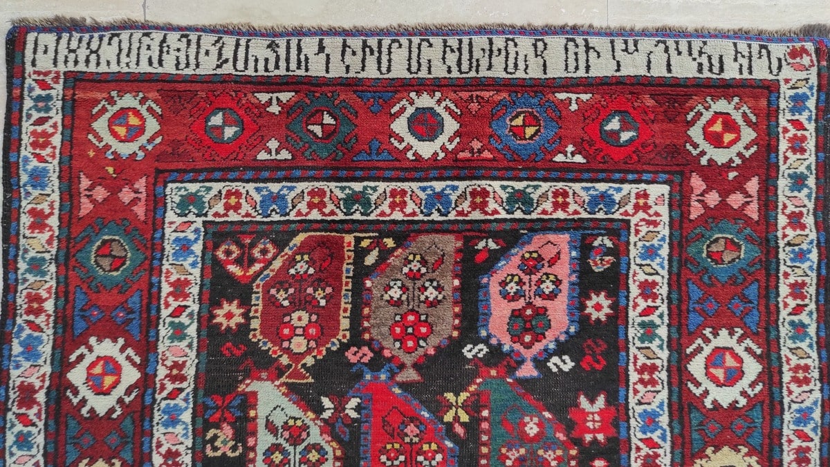 Поразительная надпись на армянском ковре