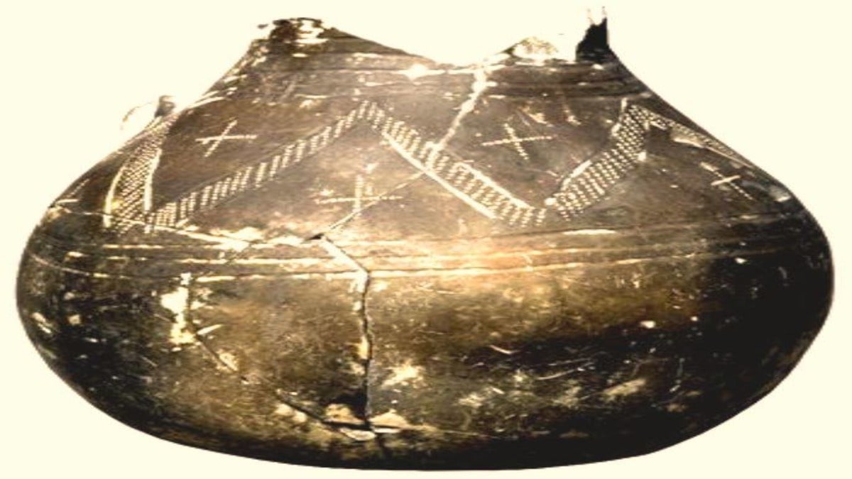 Древний армянский глиняный кувшин с символами крестов