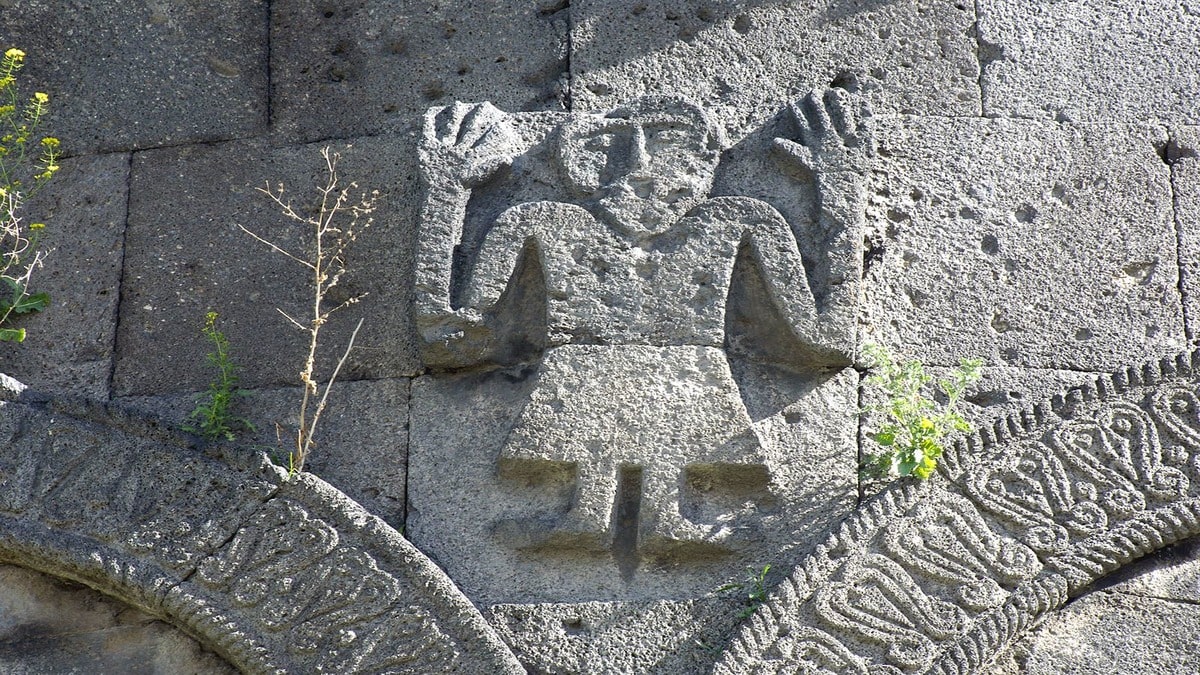 Символ открытых, больших рук в армянском искусстве