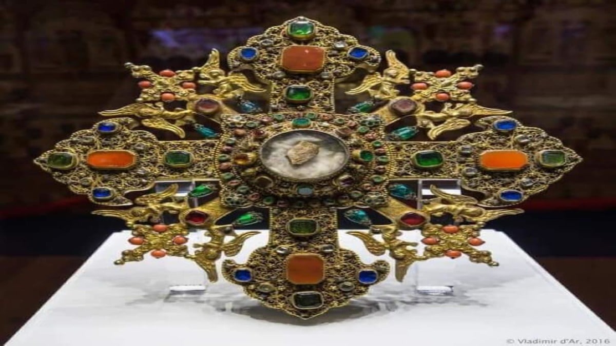 Крест с мощами святого Георгия Победоносца