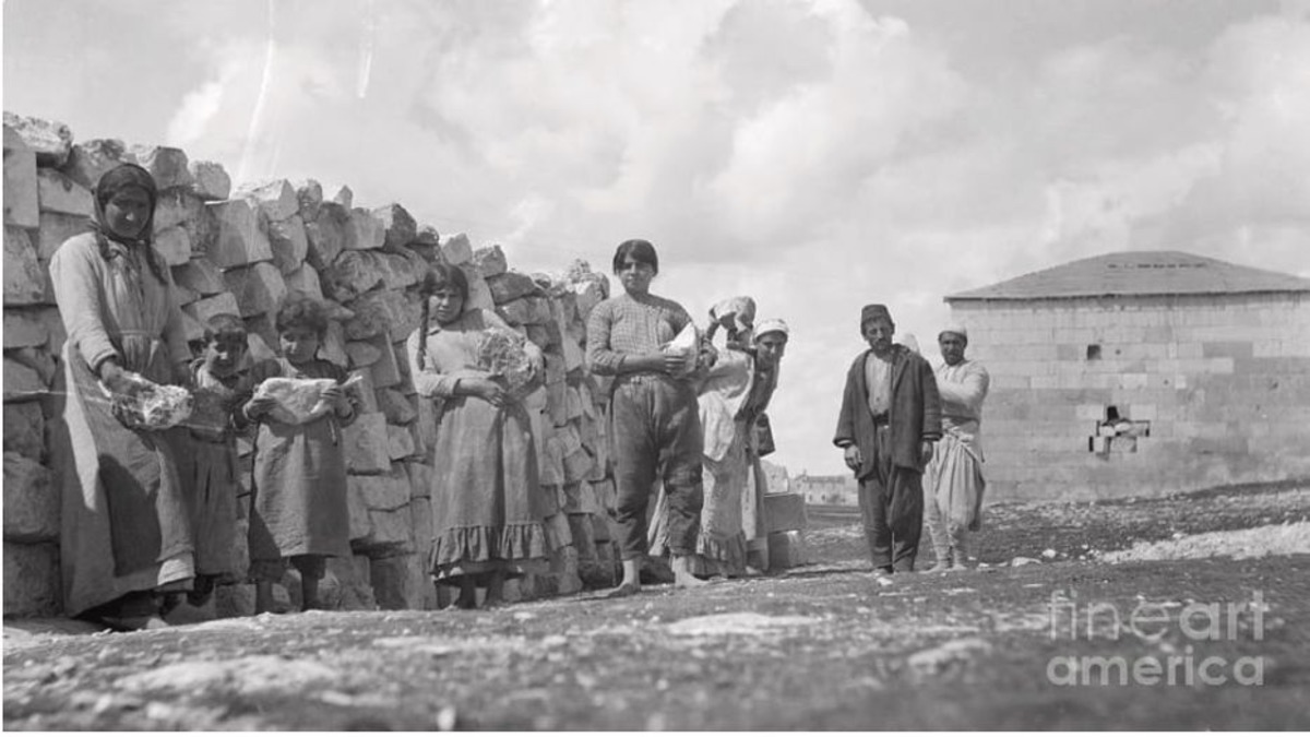 Армянские женщины строят оборонительные баррикады: нерассказанная история женской стойкости в 1920 году Айнтаб