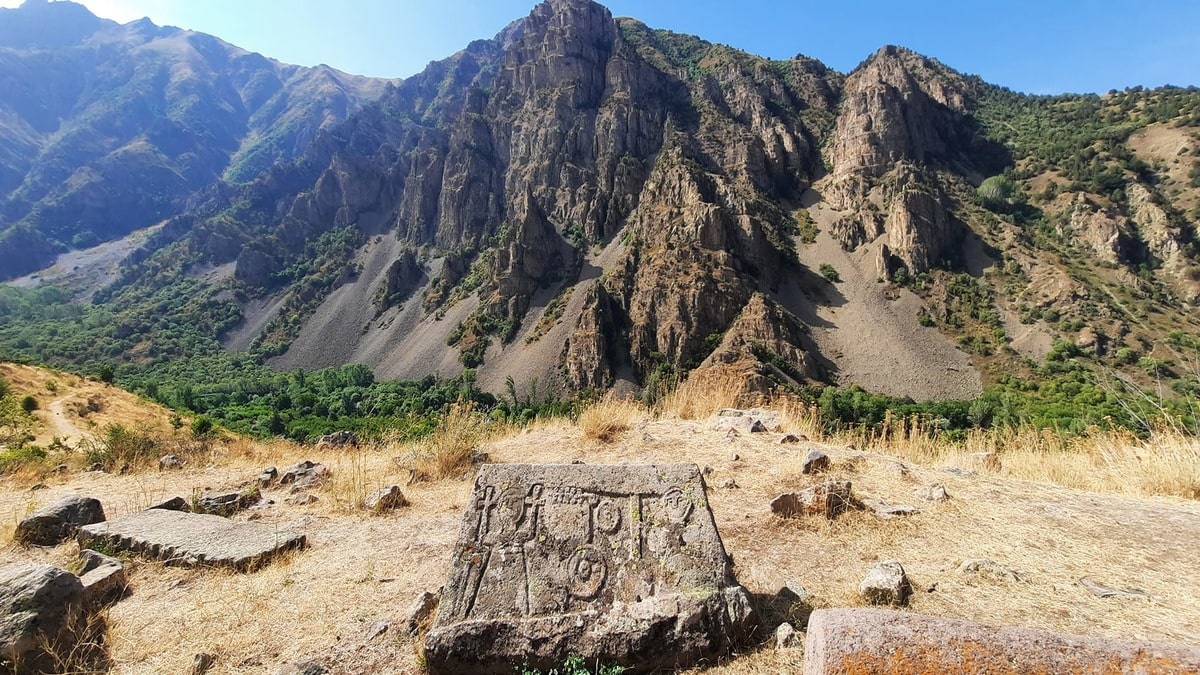 Раскрытие тайн: надгробие XIII века в церкви Зорац в Ехегисе, Армения